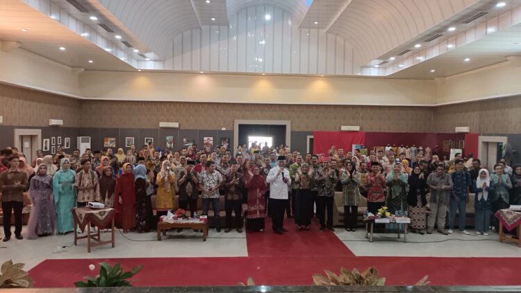 Melalui Program SMK Pusat Keunggulan Skema Pemadanan, Tiga SMK Kolaborasi Hasilkan Produk Batik untuk Sekolah 1 FOTO BERSAMA— Dirjen Pendidikan Vokasi Kemendikbudristek, Kiki Yuliati, Gubernur Sumbar, Mahyeldi Ansharullah bersama jajaran Dinas Pendidikan Sumbar dan Kepala SMK se-Sumbar saat Launching Braja Batik Program SMK Pusat Keunggulan Skema Pemadanan, di SMKN2 Padang, Kamis (6/7)