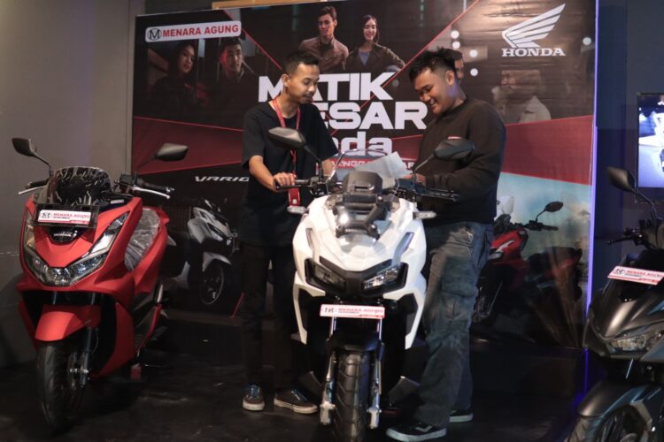 PCX HYBRID-Menara Agung menghadirkan PCX Hybrid yang di pamerkan di Honda Premium Matic Day di Payakumbuh.