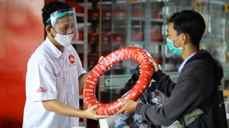 Aman dan Nyaman saat Berkendara, Menara Agung Sarankan Pakai Ban Honda Genuine Part 1 BELI BAN— Konsumen melakukan pembelian ban Honda Genuine Part di Menara Agung.