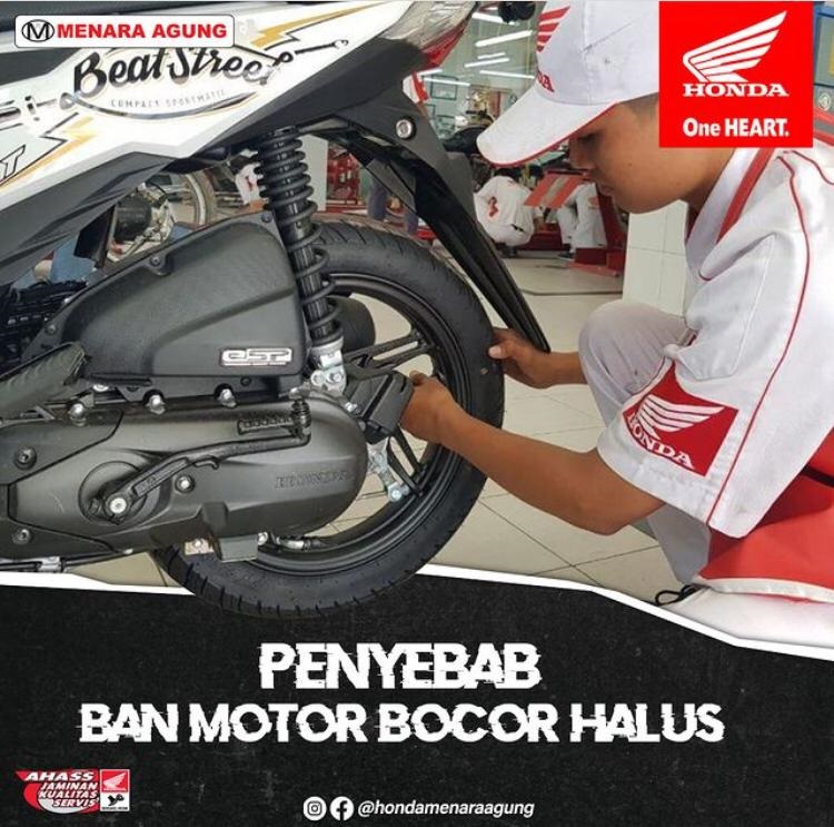 BAN MOTOR— Mekanik AHASS Menara Agung mengecek kondisi ban sepeda motor Honda milik konsumen.