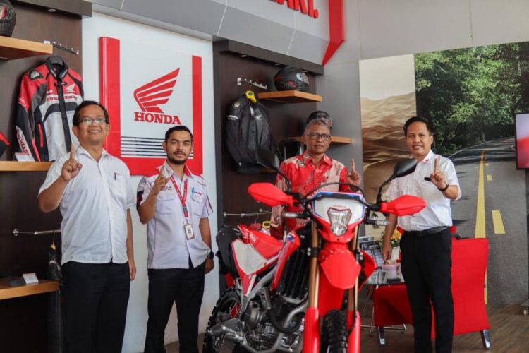 SERAHKAN UNIT— Pimpinan PT Menara Agung menyerahkan unit perdana Honda CRF250L kepada konsumen yang melakukan pembelian.