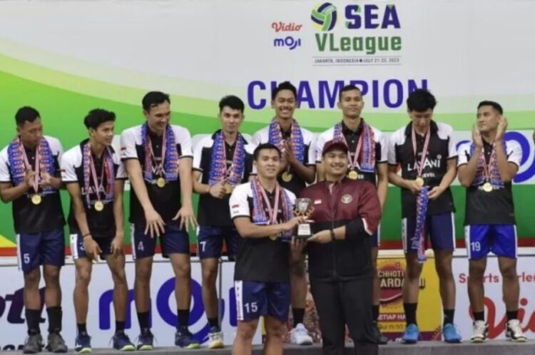 Indonesia Juara SEA VLeague 2023, Menpora Dito Ariotedjo Apresiasi PBVSI 1 APRESIASI— Menpora Dito Ariotedjo (tengah) memberikan apresiasi kepada PP PBVSI setelah Indonesia menjuarai SEA VLeague 2023.
