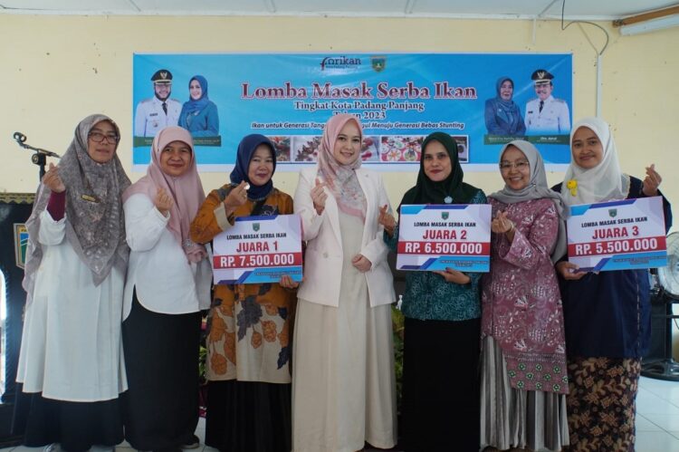 LOMBA MASAK SERBA IKAN— Ketua Forum Peningkatan Konsumsi Ikan (Forikan) Kota Padang Panjang, dr. Dian Puspita Fadly Amran, Sp.JP usai membuika acara lomba masak serba ikan.