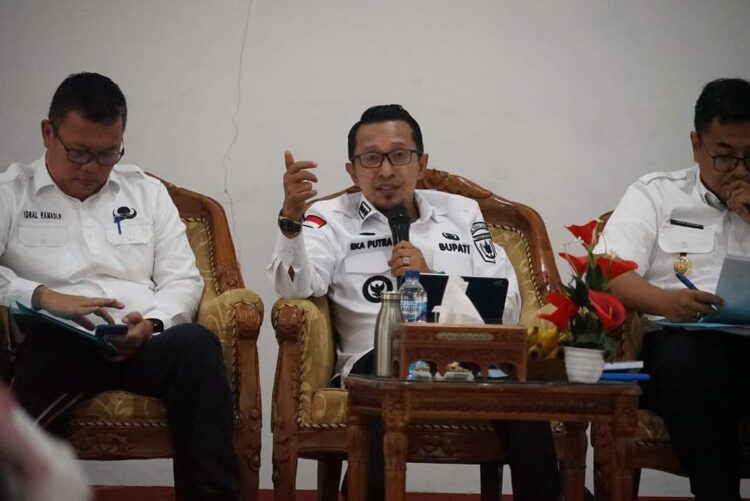 RAPAT MONEV— Bupati Tanah Datar Eka Putra, memimpin rapat Monitor dan Evaluasi (Monev) terhadap program dan kegiatan Pemerintah Daerah Triwulan II, Rabu (12/7) di aula kantor Bupati di Pagaruyung.