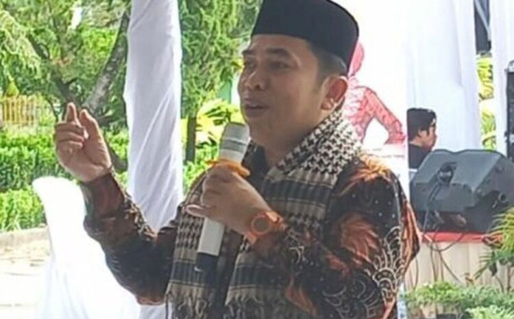 TAUSYIAH 1 MUHARRAM— Sekretaris MUI Kota Padang Buya  Mulyadi Muslim, memberi tausyiah di Masjid Raya Kayu Kalek, Kecamatan Kototangah. 