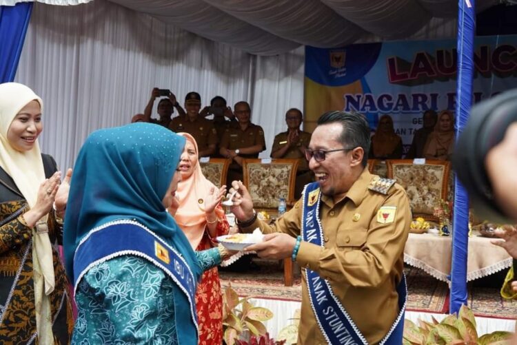 Nagari Tapi Selo Dicanangkan Sebagai Pilot Project GKST TB 1 Ayah dan Ibu Asuh Anak Stunting — Bupati Tanahdatar Eka Putra dan isteri Ny. Lise Eka Putra dinobatkan sebagai Ayah dan Ibu Asuh Anak Stunting oleh Kepala BKKBN Provinsi Sumatera Barat, Selasa (11/7).