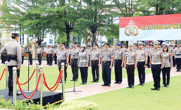 NAIK PANGKAT— Kapolda Sumbar Irjen Pol Suharyono memimpin kenaikan pangkat ratusan personel di jajaran Polda Sumbar.