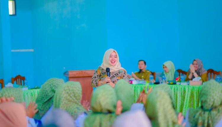 PENINGKATAN SDM KADER— Ketua TP PKK Nedia Fitri Guspardi menghadiri pertemuan peningkatan Kader Posyandu se-Kecamatan Lubuk Tarok, di UDKP Kecamatan Lubuk Tarok.