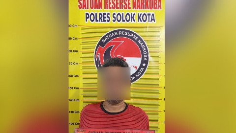 OKNUM ASN— Pelaku AJ alias Laber (48) yang berstatus sebagai ASN ditangkap jajaran Satresnarkoba Polres Solok lantaran kedapatan membawa sabu.