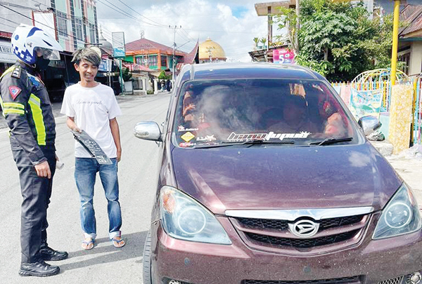 OPERASI PATUH SINGGALANG— Petugas Satlantas memberikan teguran bagi pelanggar lalu lalu lintas dalam Operasi Patuh Singgalang 2023 yang digelar Polresta Bukittinggi dari tanggal 10-23 Juli yang lalu.