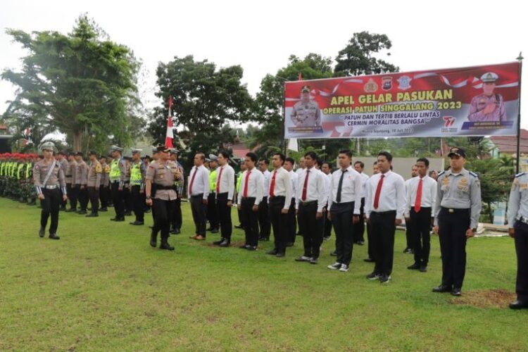 Operasi Patuh Singgalang di Sijunjung, Razia Dipusatkan dalam Kota dan Jalan Lintas Sumatera 1 PERIKSA PASUKAN— Kapolres Sijunjung AKBP Muhammad Ikhwan Lazuardi melakukan pemeriksaan pasukan saat apel pagi Operasi Patuh Singgalang.