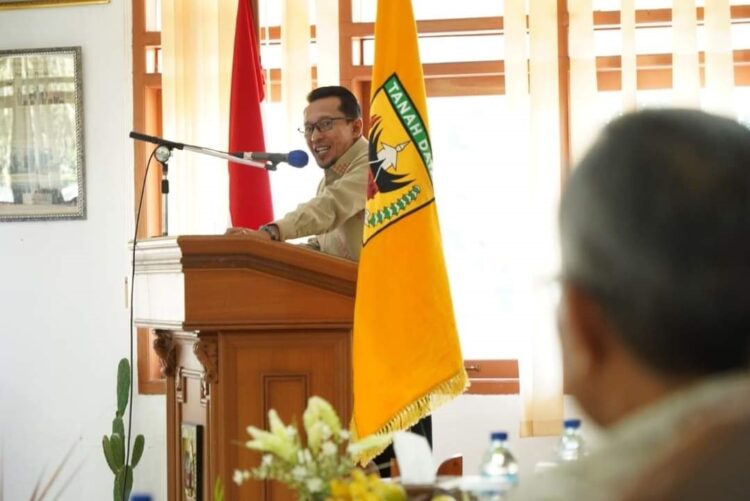 SAMBUTAN—Bupati Tanah Datar Eka Putra, SE, MM memberikan sambutan saat peluncuran inovasi ”Bajari”.