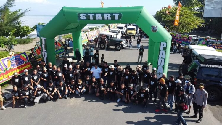 FOTO BERSAMA—Rori Pasla pimpin TLCI Chapter 28 Padang usai acara foto bersama anggotanya.