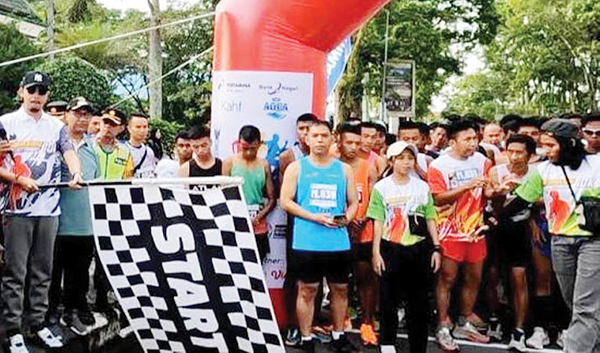 SUKSES— Iven Minangkabau 10K Bukittinggi 2023, Sabtu (15/7) pagi sukses digelar. Wako Erman Safar ikut melepas 1.000 peserta dari berbagai daerah di tanah air tersebut.