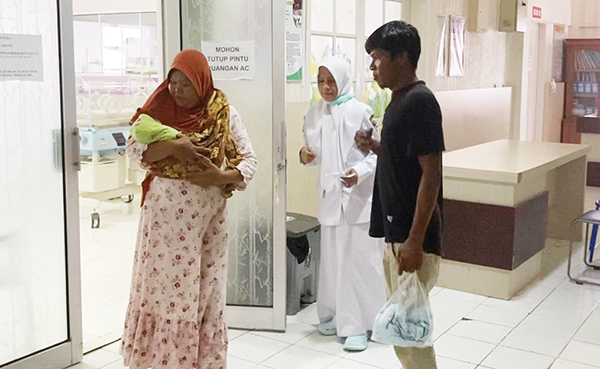 Andre Rosiade “Tebus” Bayi yang Tertahan di RSUD M Zein Painan Pessel 1 BANTU BIAYA PERSALINAN— Ketua DPC Partai Gerindra Pessel Afrizon Nazar Uncu dan pengurus DPD Partai Gerindra Sumbar, menyerahlan langsung bantuan untuk biaya persalinan Mela (39), dari anggota DPR RI Andre Rosiade, di RSUD M Zein Painan. Sebelumnya, bayi Mela tidak bisa dibawa pulang, karena ketiadaan biaya persalinan yang sangat besar.