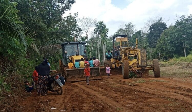 Buka Camping Ground Sungai Kunyit, Solsel, PTPN VI Bantu Alat Berat 1 TURUNKAN ALAT BERAT— PTPN VI membantu menurunkan tiga alat berat untuk mempercepat pembangunan camping ground di Nagari Sungai Kunyit, Kecamatan Sangir Balai Janggo, Solok Selatan.