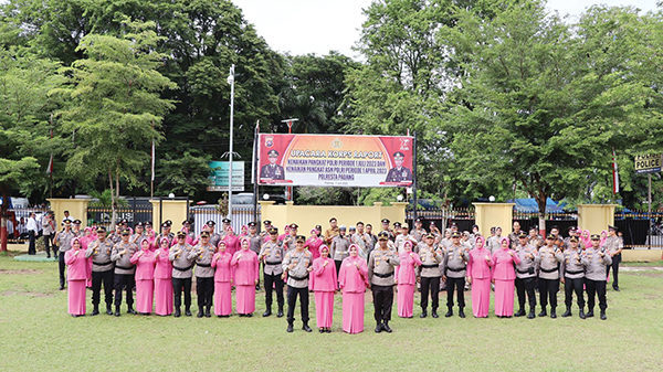 NAIK PANGKAT— Puluhan anggota Polresta Padang yang mendapat kenaikan pangkat, bertepatan dengan HUT Bhayangkara ke-77, berfoto bersama dengan Kapolresta Padang, Kombes pol Ferry Harahap, di lapangan apel Mapolresta Padang, Jumat (30/6).