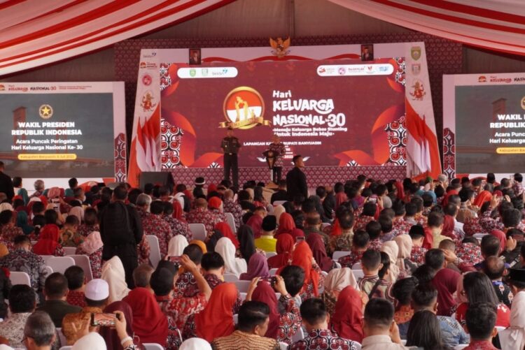 IKUTI—Pemerintah Kota Padang Panjang melalui Dinas Sosial, Pengendalian Penduduk, Keluarga Berencana, Pemberdayaan Perempuan dan Perlindungan Anak (DSPPKBPPPA) ikuti Puncak Peringatan Hari Keluarga Nasional (Harganas) ke-30 di halaman Kantor Bupati Banyuasin, Kamis (6/7).