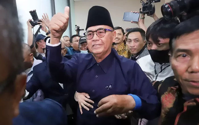 Aset Ponpes Al Zaytun Diduga Disalahgunakan Panji Gumilang, Mahfud MD: 295 Bidang Tanah Diatasnamakan Pribadi dan Keluarga 1 PENUHI PANGGILAN— Pimpinan Pondok Pesantren Al Zaytun Panji Gumilang saat memenuhi panggilan Bareskrim Polri.