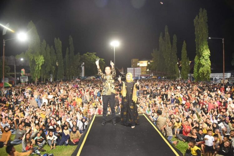 MERIAH— Wali Kota Pariaman H Genius Umar bersama  Ny.Lucyanel Genius bersama ribuan saat  kegiatan puncak HUT Kota Pariaman ke-21.