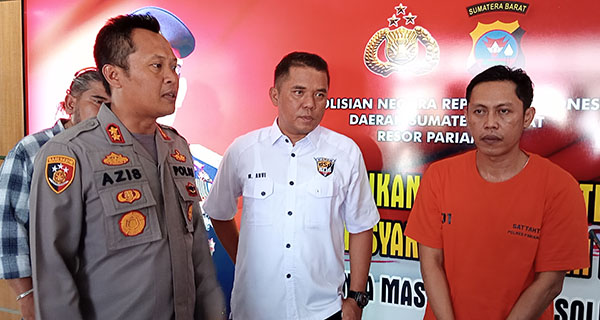 INTEROGASI— Kapolres Pariaman AKBP Abdul Azis didampingi Kasat Reskrim AKP Muhammad Arvi menginterogasi pelaku perdagangan orang.