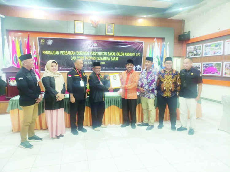 SERAHKAN BERKAS PERBAIKAN— Perwakilan DPW Partai Ummat Sumbar, saat menyerahkan berkas perbaikan Bacaleg ke Ketua KPU Sumbar Surya Efitrimen, Minggu (9/7).