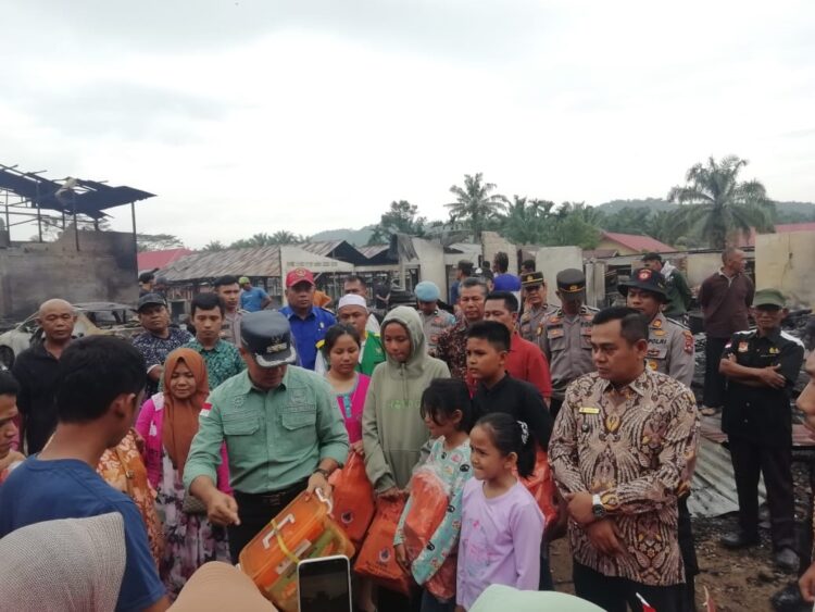 BANTUAN—Wakil Bupati Sijunjung Iraddatillah meninjau sekaligus mengunjungi dan menyerahkan bantuan kepada korban kebakaran.