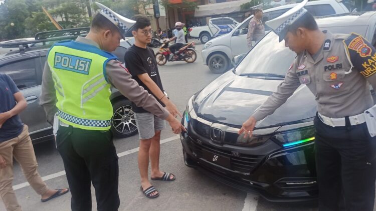 PELANGGARAN— Dua anggota Satlantas Polres Payakumbuh menunjuk kesalahan pengendara yang tak memasang nopol pada Operasi Patuh, kemarin.