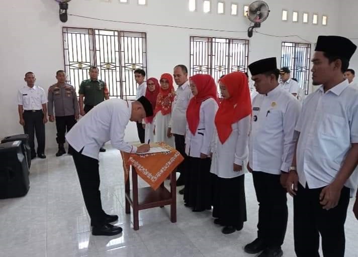 PELANTIKAN— Wakil Bupati Pasaman Sabar AS sekaligus Ketua Palang Merah (PMI) Pasaman melantik Pengurus PMI Kecamatan Panti di Aula Kantor Camat Panti, Rabu (5/7).
