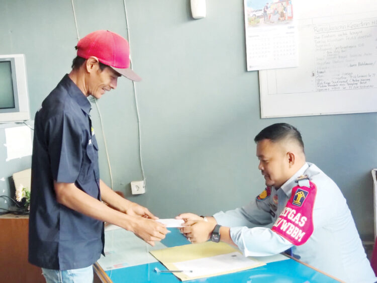 Hasilkan Produk Bernilai Jual, WBP Diapresiasi dengan Pemberian Premi 1 TERIMA UPAH— WBP Lapas Kelas IIA Bukittinggi terima premi atau upah setiap awal bulan atas usaha WBP dalam menghasilkan suatu produk bernilai jual.