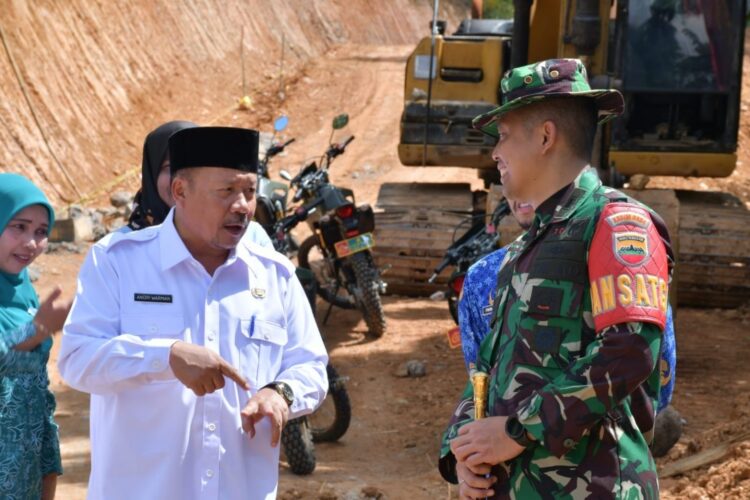 PENINJAUAN LAPANGAN— Bupati Agam, Andri Warman didampingi Dandim 03/04 Agam, Letkol Czi Renggo Yudi Ariesko, OPD, camat dan wali nagari melakukan peninjauan lapangan kegiatan TMMD/N ke-117, di Nagari Simarasok, Kecamatan Baso, Rabu, (12/7).