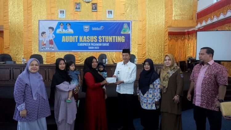 FOTO BERSAMA—Bupati Pasbar Risnawanto, berfoto bersama para kader saat acara audit stunting, kemarin.