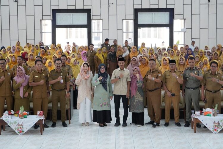 FOTO BERSAMA— Wakil Bupati Solsel H Yulian Efi foto bersama dengan peserta Bimtek Transisi PAUD ke SD kepada guru PAUD dan SD kelas I.