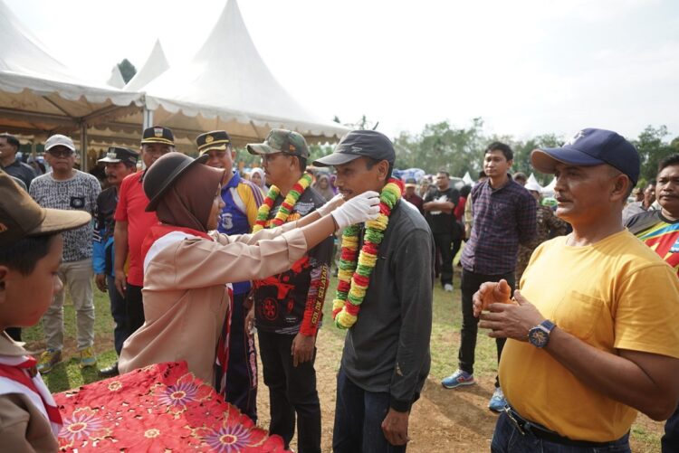LAUNCHING ALAT BERAT— Bupati Solsel Khairunas dan Wabup disambut denga kalungan bunga saat launching alat berat di Jorong Mercu, Nagari Sungai Kunyit, Kecamatan SBJ, Sabtu (29/7).