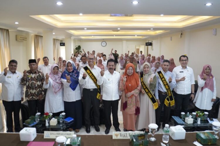 Rutin Beri Bantuan Anak Stunting, Pemko Padang Panjang Apresiasi Basunting 1 FORUM KOMUNIKASI STUNTING— Wakil Wali Kota Padang Panjang Drs. Asrul membuka Forum Komunikasi Stunting di Hotel Rangkayo Basa, Rabu (12/7).