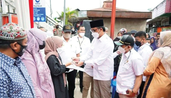 PROGRAM BALING BAMBU Pemko Bukittinggi, melalui Dinas Sosial bersama Stakeholder dan Keluarga Pioner melahirkan salah satu program baru yang berjulukan  “Baling Bambu” untuk membantu masyarakat yang kurang mampu di daerah kota wisata itu.