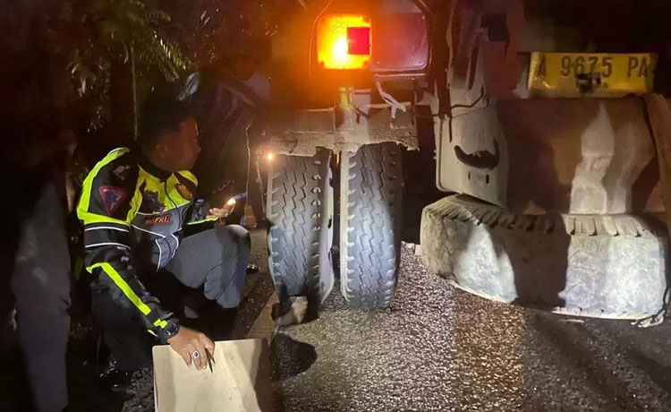 Jatuh saat Menyalip dari Kiri, Kepala Pemotor Pecah Tergilas Truk Tronton di Jalan Raya Bukittinggi-Payakumbuh 1 TEWAS TERGILAS— Polisi melakukan olah TKP kecelakaan yang menewaskan pemotor akibat tergilas truk tronton.