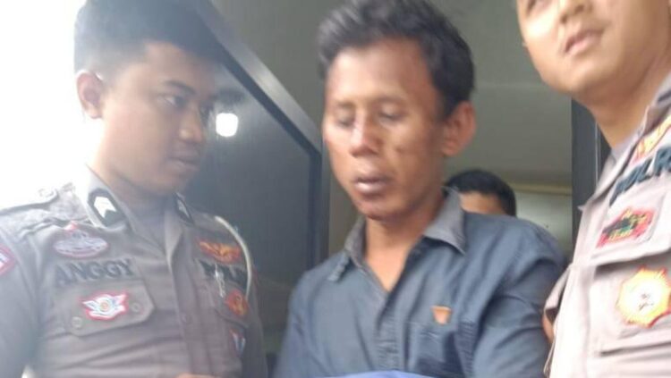 PENCULIK ANAK— Pelaku penculikan anak diamankan ke Polres Padangpanjang dengan kondisi babak belur usai ditangkap warga di Tabek Gadang, Kecamatan Padangpanjang Timur.