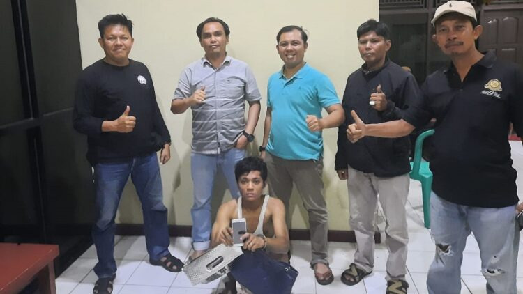 PENCURI HP— Pelaku Calvyn Riyandi (27) yang mencuri Hp milik tetangganya ditangkap jajaran Polsek Lubuk Kilangan.