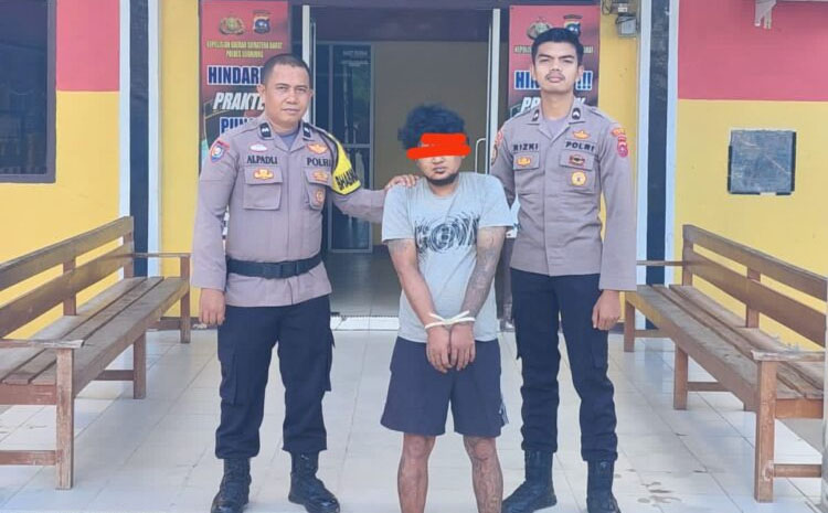 CURI SARANG WALET— Pelaku AM (38) yang kepergok mencuri sarang burung walet diamankan di Mapolsek Kamang Baru.