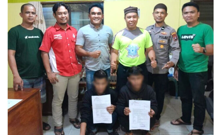 PENGEROYOK DITANGKAP— Dua pelaku berinisial DS dan DO yang terlibat aksi pengeroyokan ditangkap jajaran Polsek XI Koto Tarusan.