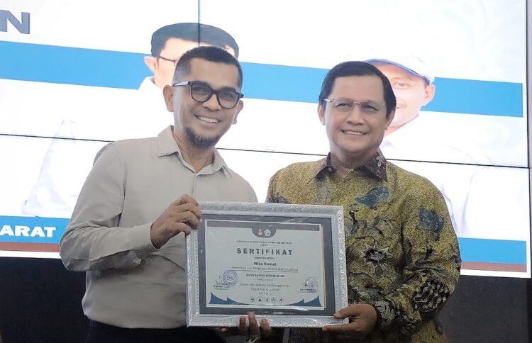 Pemerhati dan Pengayom Masyarakat Disabilitas, Miko Kamal Raih Penghargaan 1 PENGHARGAAN— Ketua Penasihat Perkumpulan Penyandang Disabilitas Indonesia (PPDI) Provinsi Sumatera Barat, Miko Kamal, Ph.D memperlihatkan penghargaan dengan kategori Pemerhati dan Pengayom Masyarakat Disabilitas.