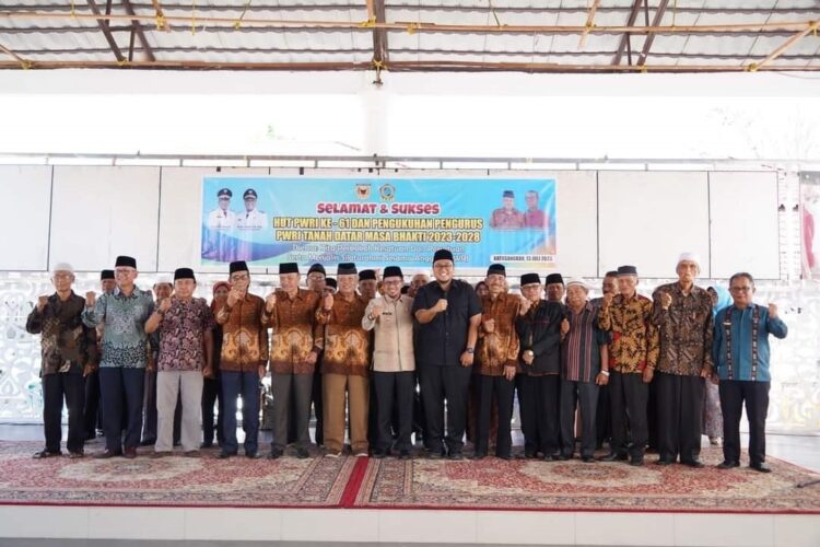 FOTO BERSAMA— Bupati Eka Putra foto bersama pengurus PWRI periode 2023-2028 terpilih.