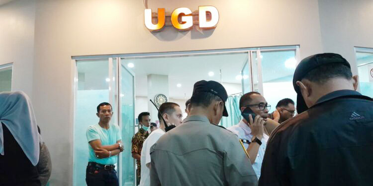 DITEMBAK PERAMPOK— Pedagang rempah yang ditembak perampok dilarikan ke RS Madina lalu dirujuk ke RSAM Bukittinggi.