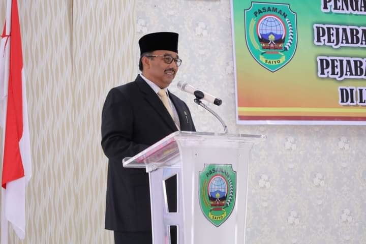 SAMBUTAN—Bupati Pasaman Benny Utama saat berikan sambutan usai    melantik dan mengambil sumpah pejabat yang dilantik.