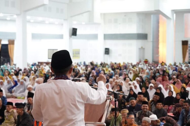 PERINGATI 1 MUHARRAM— Bupati Eka Putra memperingati Tahun Baru Islam bersama ribuan jamaah di Gedung Maharajo Dirajo Batusangkar.