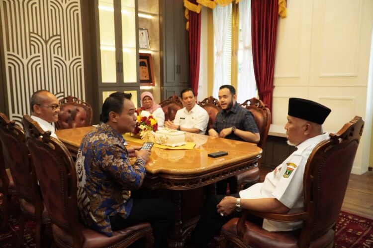 MENGHADAP—Wali Kota, H. Fadly Amran, BBA Datuak Paduko Malano bersama Ketua DPRD, Mardiansyah, A.Md saaty menghadap Gubernur Sumbar Mahyeldi untuk memperjuangjkan nasib pelajar.