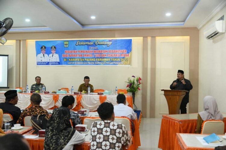 SAMBUTAN—Bupati Suhatri Bur memberi sambutan pada acara Pembinaan Wawasan Kebangsaan bagi Aparatur Ormas/ Lembaga Swadaya Masyarakat (LSM) dan generasi muda se-Kabupaten Padangpariaman.