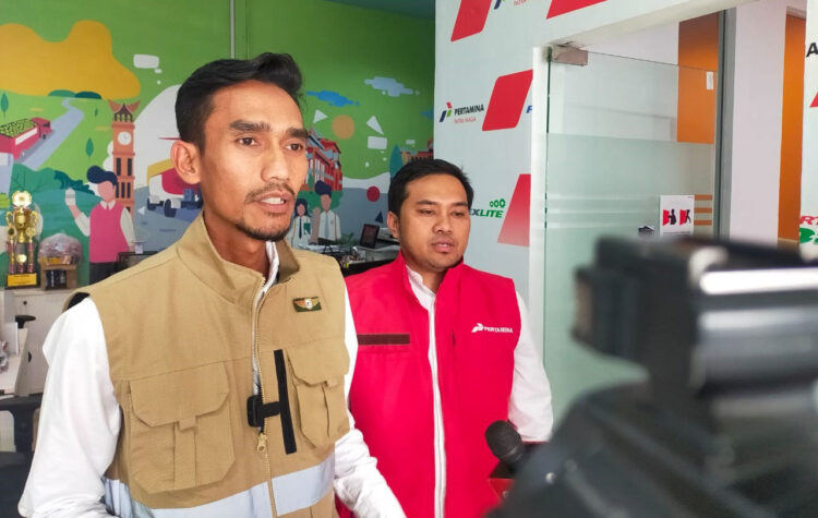 WAWANCARA—Area Manager Comm, Rel & CSR Pertamina Patra Niaga Regional Sumbagut, Susanto August Satria saat diwawancarai wartawan.