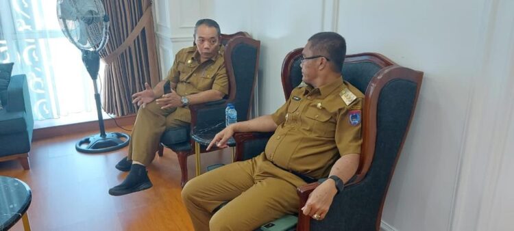 Pengurus LPM Payakumbuh Studi Komparatif ke Pekanbaru 1 BINCANG— Pj Wali Rida Ananda Kota saat berbincang dengan pejabat di Kota Pekanbaru.